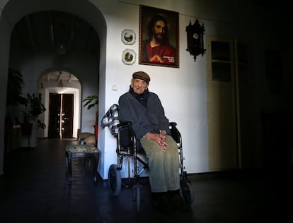 Francisco Núñez, de 112 años, posa para un retrato en su casa de Bienvenida (Badajoz). Núñez vive con su hija octogenaria y no le gustan las residencias ni los centros de día porque están repletos de ancianos.