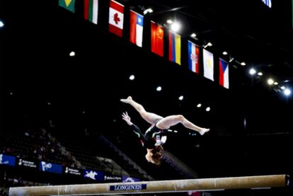 La primera campeona del mundo nacida en Italia, allá por 2006, ha vuelto. Tras encadenar lesión tras lesión y penar en los Juegos de Pekín 2008, la gimnasta de mirada desafiante y carácter ultracompetitivo vuelve a liderar al equipo italiano. Eso sí,  a punto de cumplir 20 años, y el diminuto cuerpo lleno de costurones,  no está entre las favoritas. Solo ha logrado pasar de los 14,000 puntos en suelo.