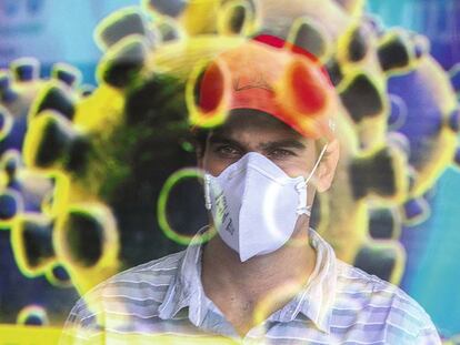 Un hombre con máscara se refleja en un anuncio sobre el coronavirus, en Brasilia (Brasil)