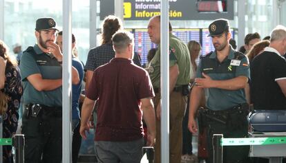 La Guàrdia Civil, als controls de seguretat del Prat aquest dilluns.