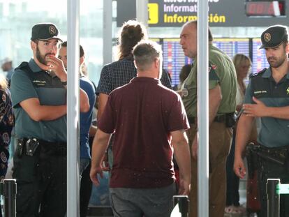 La Gu&agrave;rdia Civil, als controls de seguretat del Prat aquest dilluns.