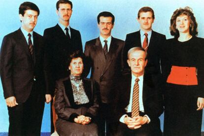 La familia El Asad en 1985; entre otros, figuran Hafez el Asad (sentado) y su hijo Bachar (segundo por la izquierda).