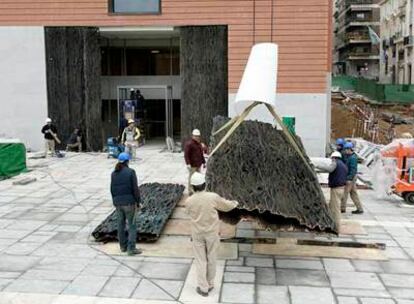 Instalación de las puertas de Cristina Iglesias en el Museo del Prado.