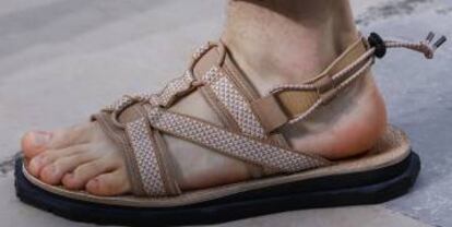 Chanclas con velcro para hombre de Louis Vuitton para la primavera verano 2017.