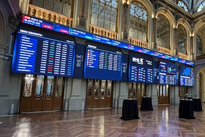 Varios paneles y monitores muestran en el parqué madrileño la evolución de la Bolsa española.