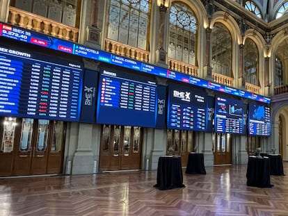 Varios paneles y monitores muestran en el parqué madrileño la evolución de la Bolsa española.