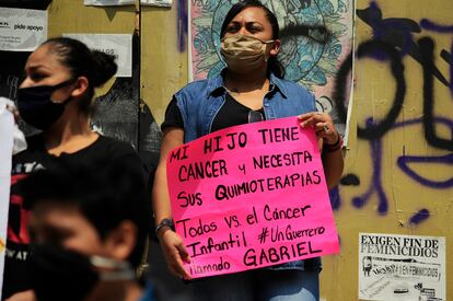 Una mujer sujeta una pancarta en protesta por el desabastecimiento de medicamentos oncológicos el pasado 27 de mayo en Ciudad de México.