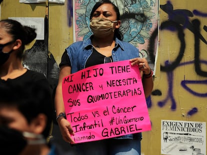 Una mujer sujeta una pancarta en protesta por el desabastecimiento de medicamentos oncológicos el pasado 27 de mayo en Ciudad de México.