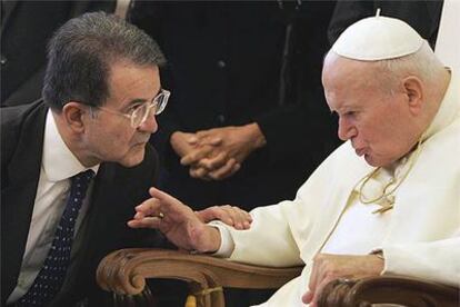 Romano Prodi escucha a Juan Pablo II durante la audiencia privada celebrada ayer en el Vaticano.