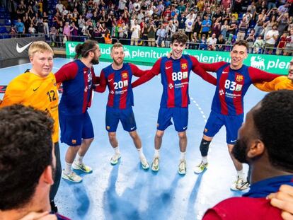 Los jugadores del Barcelona festeja el título liguero tras vencer al Granollers