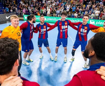 Los jugadores del Barcelona festeja el título liguero tras vencer al Granollers