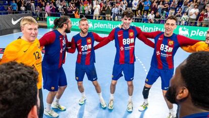 Los jugadores del Barcelona festeja el título liguero tras vencer al Granollers.