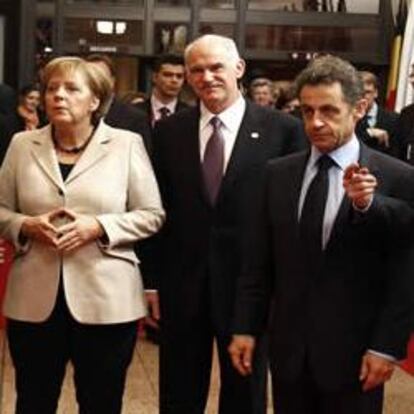 El presidente del BCE,  Jean-Claude Trichet; el presidente de la Comisión Europea,  Jose Manuel Barroso; la canciller alemana Angela Merkel; el primer ministro griego George Papandreou; el presidente francés Nicolas Sarkozy y el presidente del consejo europeo,  Herman Van Rompuy antes de la celebración del Consejo Europeo.