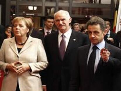 El presidente del BCE,  Jean-Claude Trichet; el presidente de la Comisión Europea,  Jose Manuel Barroso; la canciller alemana Angela Merkel; el primer ministro griego George Papandreou; el presidente francés Nicolas Sarkozy y el presidente del consejo europeo,  Herman Van Rompuy antes de la celebración del Consejo Europeo.