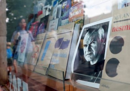 Un retrato de Milan Kundera, en una librería de Praga, este miércoles.