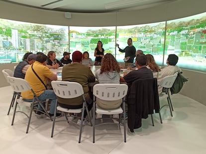 Mònica Cases y Albert Rodríguez, durante una sesión del taller con enfermos mentales en el Etno.