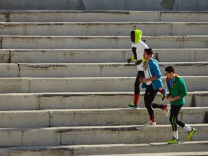 Tres hombres haciéndose compañía a la hora del footing.