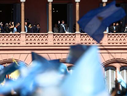 Javier Milei saluda desde el balcón de la Casa Rosada, este domingo.