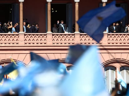 Javier Milei saluda a sus seguidores desde la Casa Rosada tras tomar posesión como presidente de Argentina.