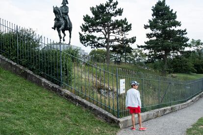 Estatua de Napoleón en Laffrey, donde se enfrentó a los soldados del ejército real, a los que convenció para que se aliaran con él sin derramar una gota de sangre.