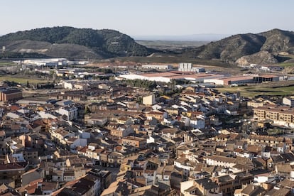 Esta comarca empezó a teñirse de negro carbón en los años 50 y 60, con la apertura de las minas. Las últimas cerraron a mediados de los 2000. En los primeros tiempos, dependían de la empresa nacional Calvo Sotelo, que en los 70 fue adquirida por Endesa. En esos primeros años, había tanto trabajo que la gente de la zona no alcanzaba para cubrir todas las vacantes. Así que se pusieron en marcha expediciones al sur de España en busca de mineros. Con los años, muchos regresaron a sus lugares de origen, pero otros se quedaron. Desde el mirador del pueblo puede comprobarse la magnitud de lo que supuso el carbón para la localidad. Centenares de nuevas viviendas, pisos, chalets o instalaciones deportivas se construyeron ante la llegada de nueva población.