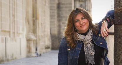 La trabajadora social Beatriz Carrillo, en la avenida de la Constitución de Sevilla.