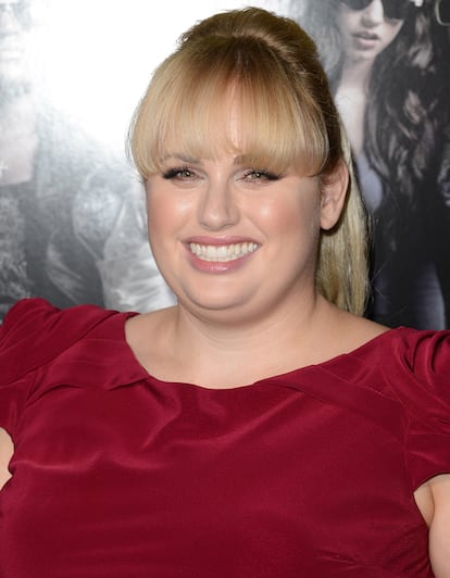 La chica que dej un puesto en la ONU por convertirse en actriz, Rebel Wilson, es el nuevo rostro de la comedia americana. La australiana despunt en Bridesmaids (La boda de mi mejor amiga) y ha conseguido afianzar su hueco en Hollywood gracias a su participacin en Bachelorette, Pitch Perfect (Dando la nota) o en Pain Gain, donde compartir cartel con Mark Wahlberg bajo las rdenes de Michael Bay. Para entender el por qu de su gancho, imprescindible ver alguna de sus entrevistas, como sta de Jimmy Kimmel, o este editorial en la revista Bullet.