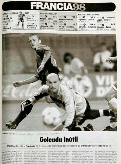 Una página de la sección de Deportes de junio de 1998. Es la de la eliminación de la selección española del Mundial de fútbol. Las fotos se publicaban aún en blanco y negro, pero ya habían adquirido relieve