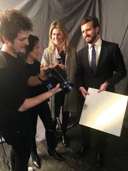 Pablo Casado y su jefa de prensa, María Pelayo, en la sede del PP en Génova.