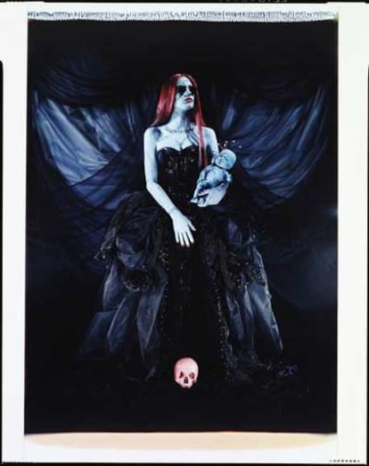 Tim Burton es el padre de Eduardo Manostijeras, Beetlejuice o Chico Ostra entre otros muchos personajes que habitan su universo infantil y siniestro. Polaroid (83.8 x 55.9 cm). Colección Privada. © 2009 Tim Burton