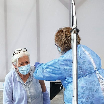 GRAFCAT1569. GIRONA (ESPAÑA), 19/04/2021.- Profesionales sanitarios realizan su trabajo en el Palacio de Fires de Girona donde el Departamento de Salud ha establecido un centro de vacunación masivo.EFE/ David Borrat