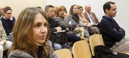 La expresidenta de Invercaria, Laura Gómiz, junto al exdirectivo Cristóbal Cantos, en el juicio por acoso laboral.