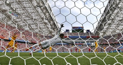 El primer gol de Perú atraviesa la red del guardameta australiano Mathew.