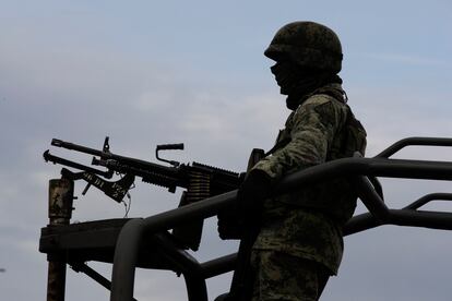 Un soldado del ejército mexicano patrulla en el estado de Zacatecas, México