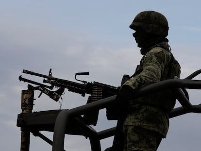 Un soldado del ejército mexicano patrulla en el estado de Zacatecas, México, la frontera entre los estados de Jalisco, Nayarit y Durango, un lugar estratégico para grupos criminales.