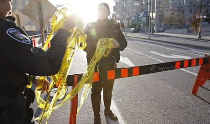 Agentes policiais em Ottawa, na quarta-feira.