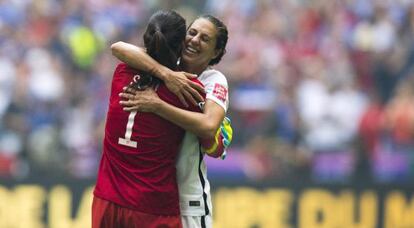 Carli Lloyd se abraza con la portera Hope Solo.