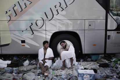 Peregrinos musulmanes descansan a la sombra, cerca de la ciudad santa de La Meca. 