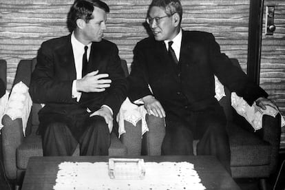 Robert F. Kennedy (esq.), enviado especial do presidente Johnson, conversa com o primeiro-ministro japonês Hayato Ikeda em Tóquio, em 22 de janeiro de 1964.