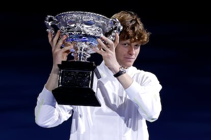 Jannik Sinner posa con el trofeo de campeón, este domingo en la Rod Laver Arena de Melbourne.