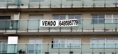 Un cartel anuncia la venta de una vivienda en un inmueble de Valencia. EFE/Archivo