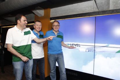 El consejero delegado de International Airlines Group (IAG), Willie Walsh, junto a los presidentes de Iberia, Luis Gallego, y de Vueling, Javier Sánchez Prieto