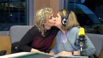 El petó de Mònica Terribas i Marta Romagosa.