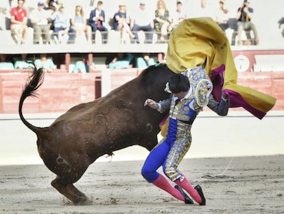 José Fernando Molina, cogido al recibir de rodillas al segundo novillo de la tarde.