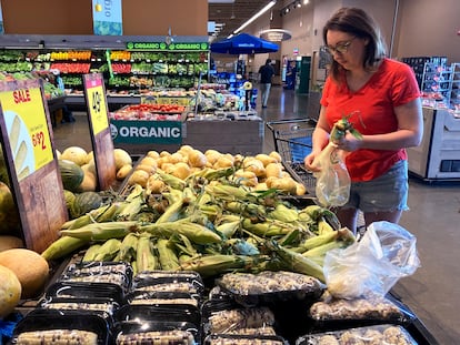 Una persona hace la compra en un supermercado en Glenview (Illinois), en una imagen de archivo.