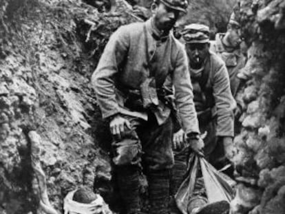 Soldados franceses recogen cadáveres en las trincheras durante la Gran Guerra.