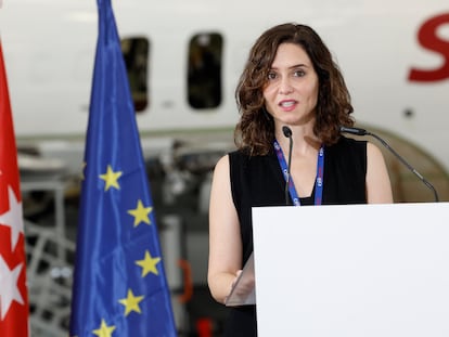 La presidenta regional, Isabel Díaz Ayuso, en el acto inaugural del hangar de Swiftair en el aeropuerto Adolfo Suárez Madrid-Barajas.