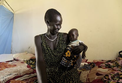 Yuol regresó a Bor con sus hijos en julio del año pasado; procedía de un campo de refugiados en Uganda. Dice que su vida es mejor en Bor porque puede vender algunos plátanos en el mercado.