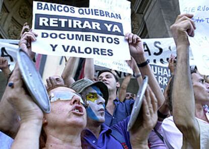 Manifestantes ante la sede de la Corte Suprema de Justicia pidiendo la renuncia de sus miembros.