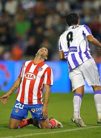 Simão, junto a Baraja, se lamenta tras fallar una ocasión de gol.